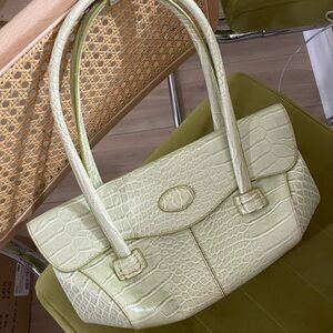 Elegant Cream Crocodile-Embossed Leather Purse